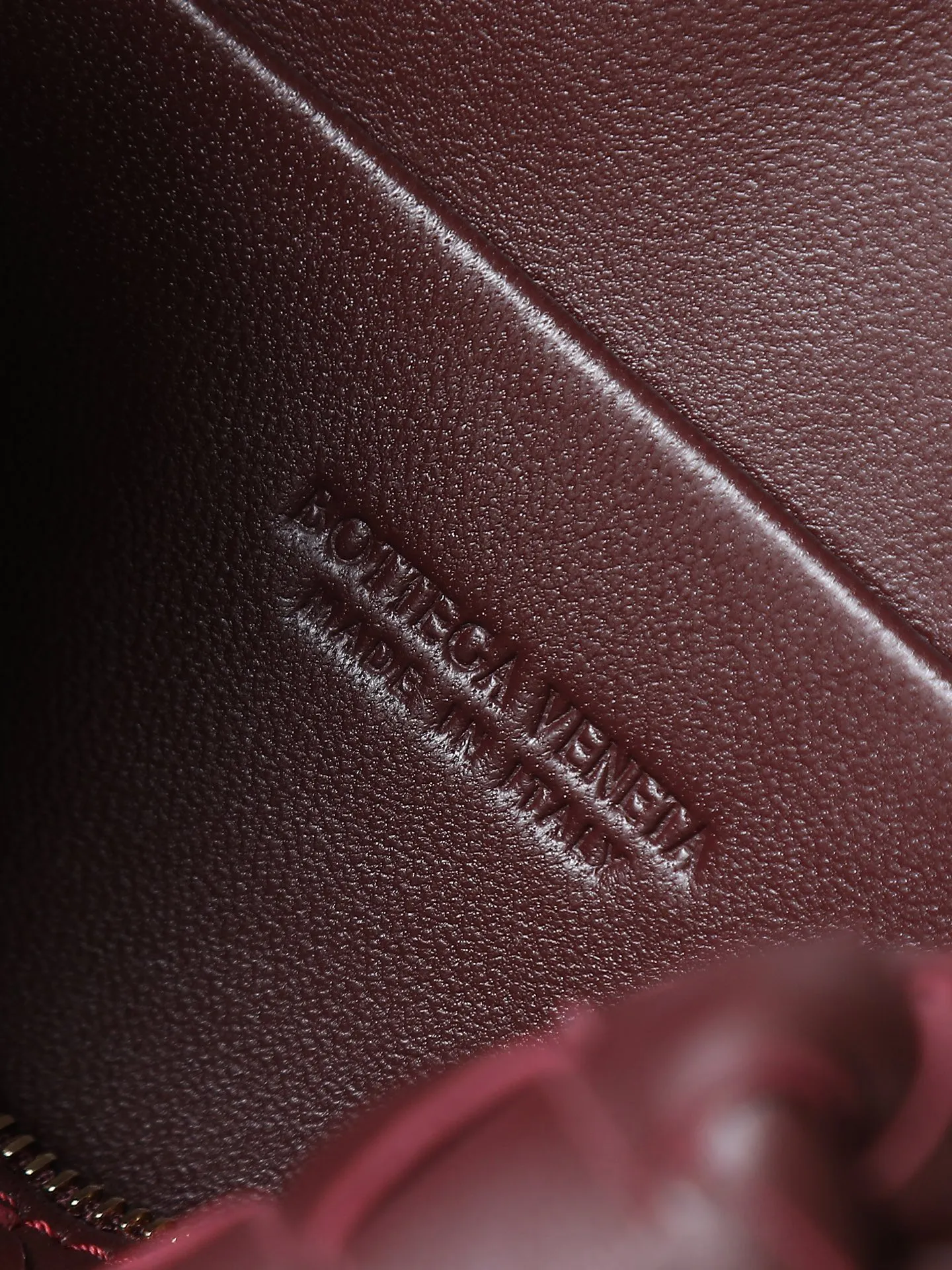 Batch 1300. 𝗕𝗼𝘁𝘁𝗲𝗴𝗮 𝗩𝗲𝗻𝗲𝘁𝗮———— The latest version of the loop camera bag💥 at the BV King of Cost-Effectiveness counter, large woven texture➕As always, ultra-high-quality lambskin, with zippers and adjustable drawstrings, it is especially suitable for the belly💫It can fit anything, and it is very light in weight. It is suitable for girls of all ages. Size: 17*10*6 Style number: 680254